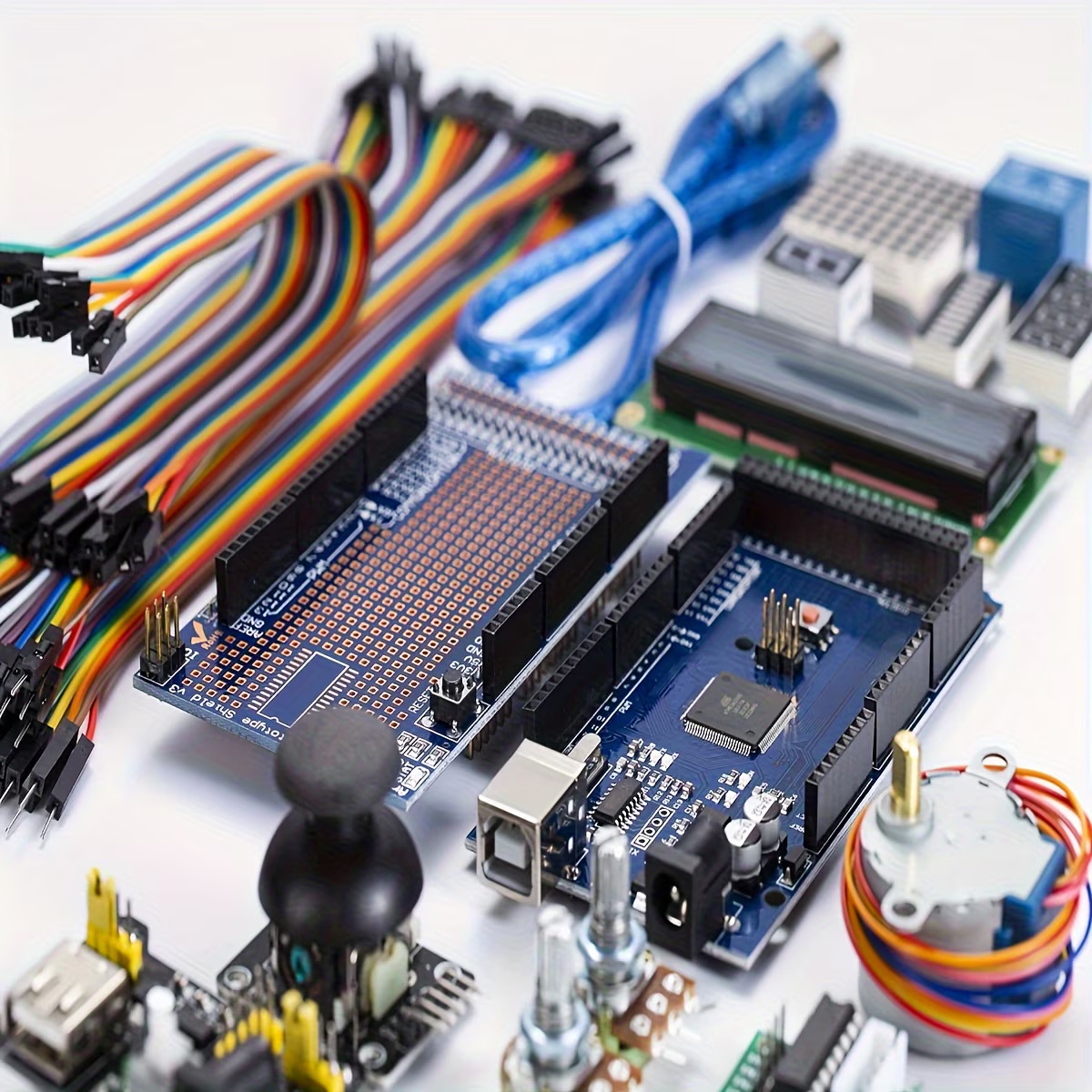 Kit Arduino Incepatori ISSNW - interior cutie cu componente electronice organizate (breadboard, senzori, cabluri)