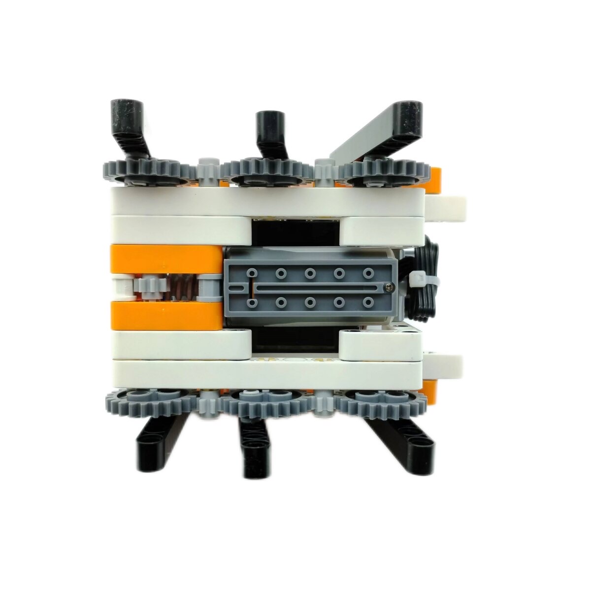 Copil construind robotul 6 picioare din setul ISSNW 250 piese – utilizare practică