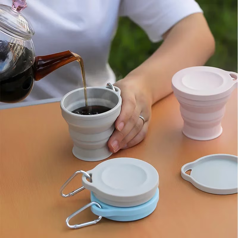 Vedere laterala a cestii pliate din silicon - compacta pentru calatorie, Cesti de silicon in aer liber
